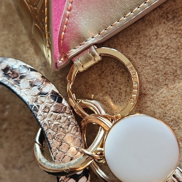 Oventure keychain wristlet with snakeskin design and tassel - Picture 9 of 11